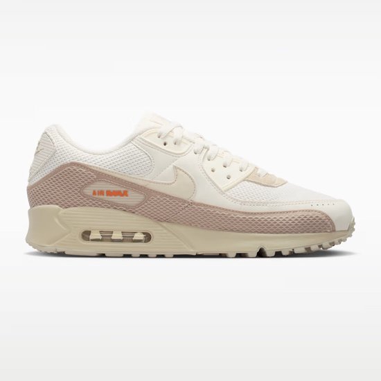 Crème Nike Air Max 90 sneakers met beige rasterprint op de middenvoet en oranje 'AIR MAX' tekst.