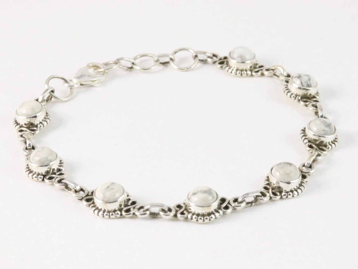 Fijne bewerkte zilveren schakelarmband met howliet