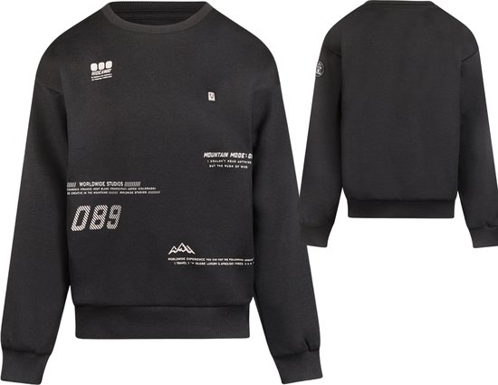 Zwarte sweater van No Way Monday met opdruk in het wit. De tekst 'WORLDWIDE STUDIOS', '089' en 'MOUNTAIN MODE:DI' staat op de voorkant.