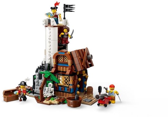 Fort LEGO pirate avec tour, bâtiment en bois, canon et palmier vert.