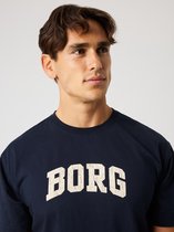 Donkerblauw t-shirt met 'BORG' tekst in crème op de borst, gedragen door een man.