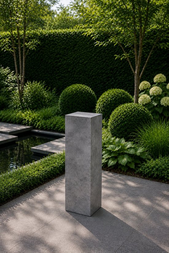 Antracietkleurige sokkel van 65cm hoog met een vierkant grondvlak van 22cm. Staat in een tuin.