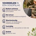 Vrouw tuiniert met donkergrijze plantenbak. Tekst over voordelen: modern ontwerp, met afvoer, weerbestendig, veelzijdig, stabiel.