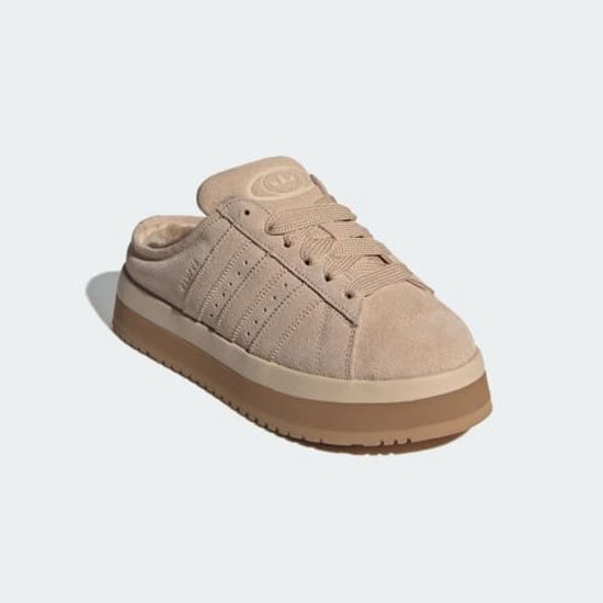 Beige adidas Campus instapper met voering van imitatiebont en dikke platformzool.