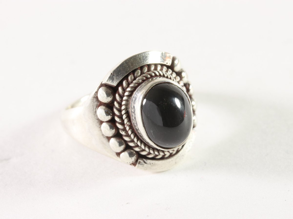 Bewerkte zilveren ring met onyx - maat 17.5