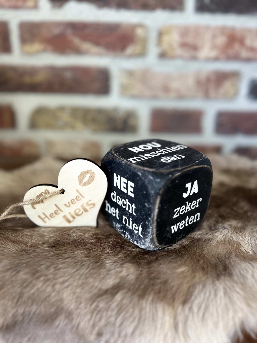 Creaties van hier – dobbelsteen - 8x8cm - nou misschien - black wash - met houten hartje