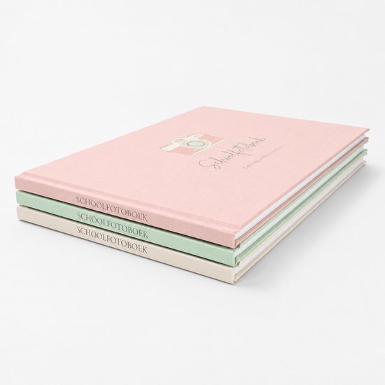 Een stapel van drie schoolfotoboeken: roze, lichtgroen en wit. De roze kaft heeft een illustratie van een camera en de tekst 'Schoolfotoboek'.