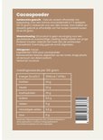 Achterkant van een verpakking met informatie over cacaopoeder: ingrediënten, waarschuwingen, herkomst en voedingswaarde per 100 gram.