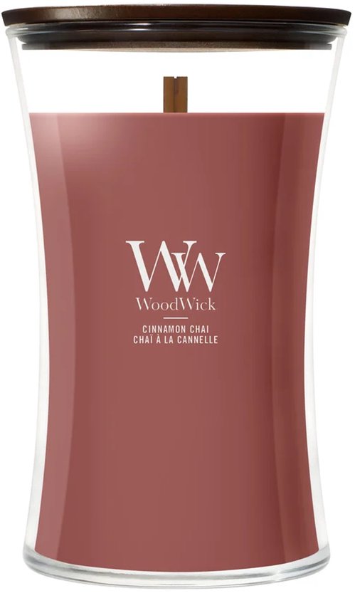 Grote WoodWick Hourglass geurkaars met roze was en houten deksel. 'Cinnamon Chai' tekst op de kaars.