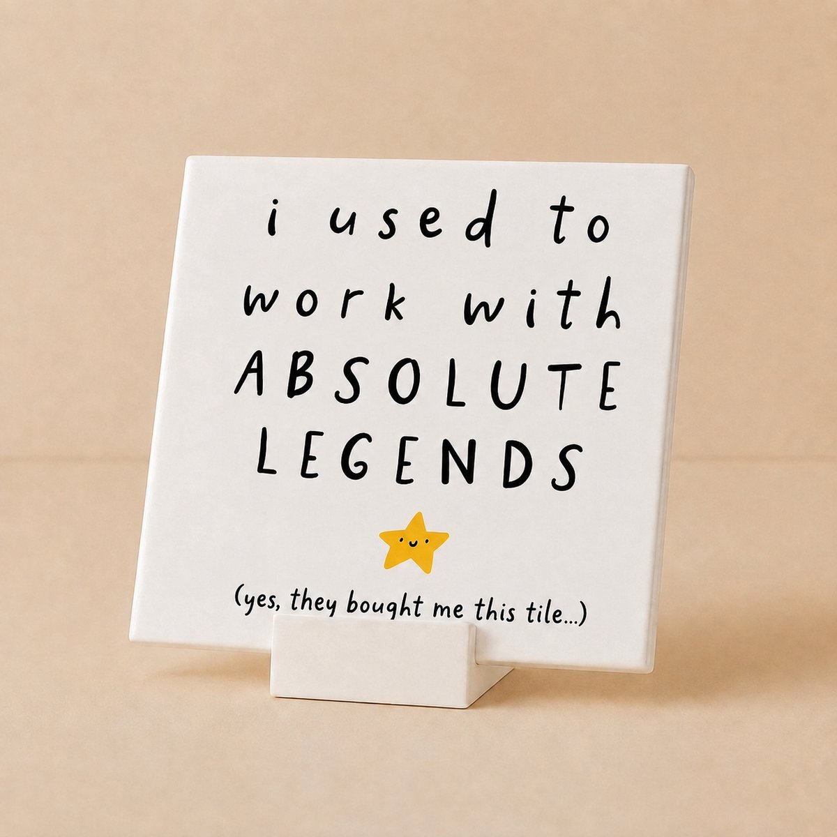 Bedruk King Spreuktegel 15 x 15 cm - I Used To Work With Absolute Legends - Grappig Afscheidscadeau voor Collega - Keramische Wanddecoratie Tegel bij Vertrek of Nieuwe Baan - Met Houder