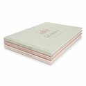 Gestapeld schoolfotoboek in pastelkleuren: groen, roze en crème.