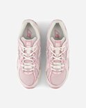Roze New Balance sneakers met witte veters en crèmekleurige zolen.