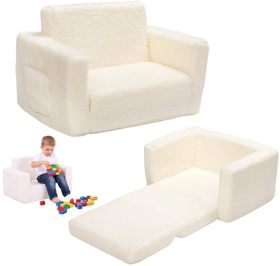 Fauteuil enfant crème pliable en lit, avec un garçon qui joue à côté.