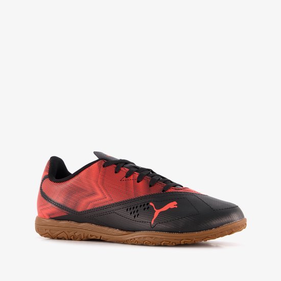 Baskets de football noires avec rayures rouges et logo Puma sur le côté.
