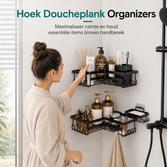 Vrouw in badjas plaatst een fles op een zwarte douchehoekplank, met badkamerproducten ernaast.
