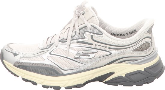 Witte Skechers sneaker met zilveren accenten en 'HANDS-FREE' tekst. Slip-ins ontwerp.