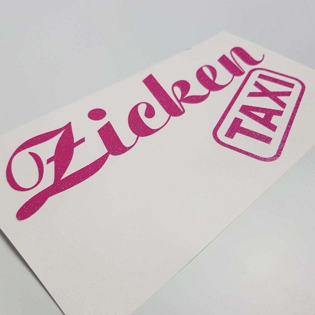 Autosticker - Glitter Metallic Roze 15x7.5cm - Zicken Taxi - Weerbestendig voor voertuig tuning - ShopVlot