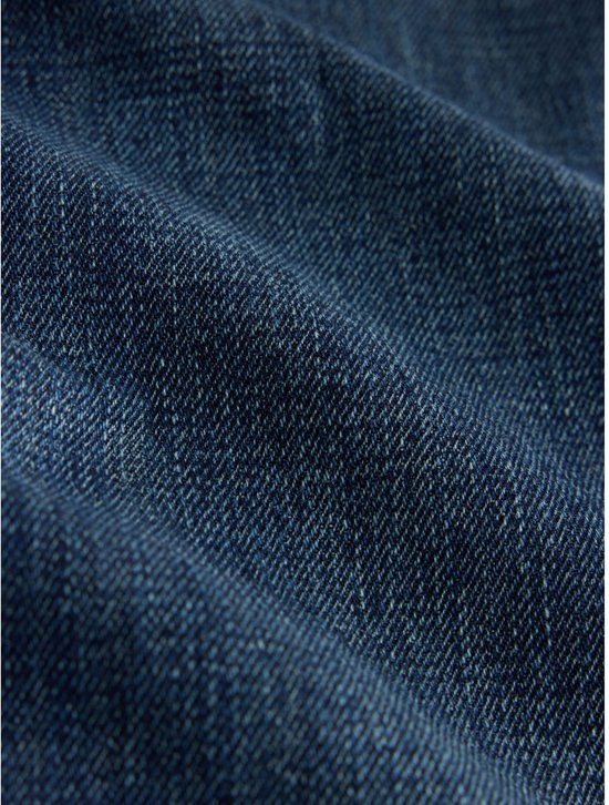 Gedetailleerd beeld van de textuur van donkerblauwe denimstof.