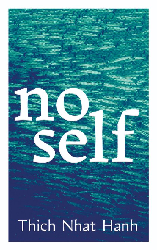 Boek 'No Self' van Thich Nhat Hanh met school vissen op de achtergrond.
