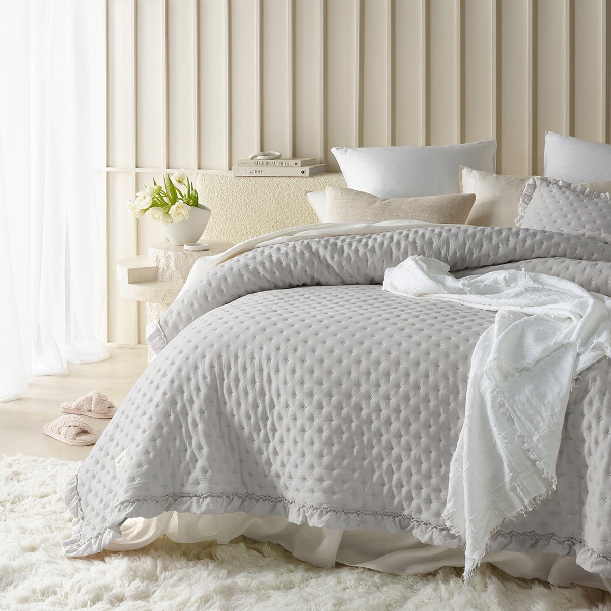 Gewatteerde sprei Molly 240x260 cm lichtgrijs met volant