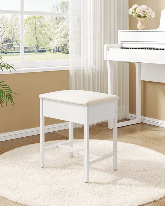 Wit krukje met een crèmekleurig, gestoffeerd zitvlak, geplaatst op een rond vloerkleed voor een piano.