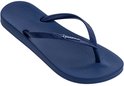 Donkerblauwe Ipanema teenslippers met een golvend patroon op de zool en bandjes. De naam 'Ipanema' staat in witte letters op de bandjes.