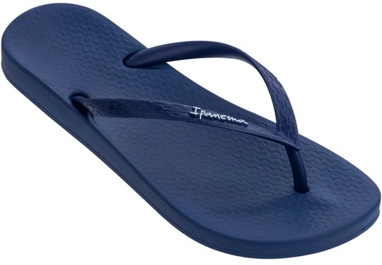 Donkerblauwe Ipanema teenslippers met een golvend patroon op de zool en bandjes. De naam 'Ipanema' staat in witte letters op de bandjes.