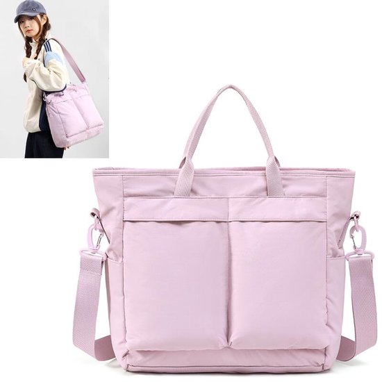 Lichtroze nylon tote bag met handvatten en afneembare schouderband. Model draagt een vergelijkbare tas.