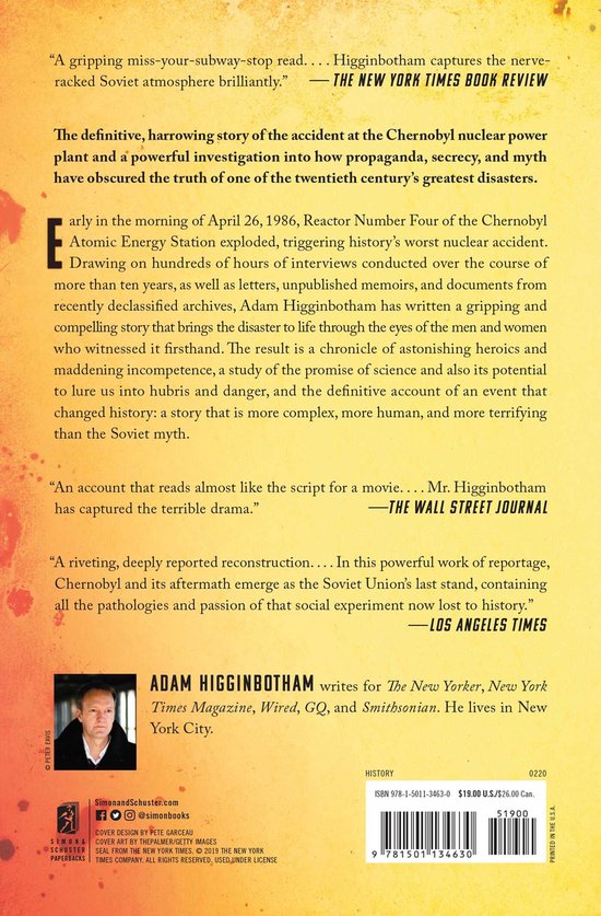 Boekrug met de titel 'Midnight in Chernobyl'. Een portret van de auteur, Adam Higginbotham, links op de achterflap.