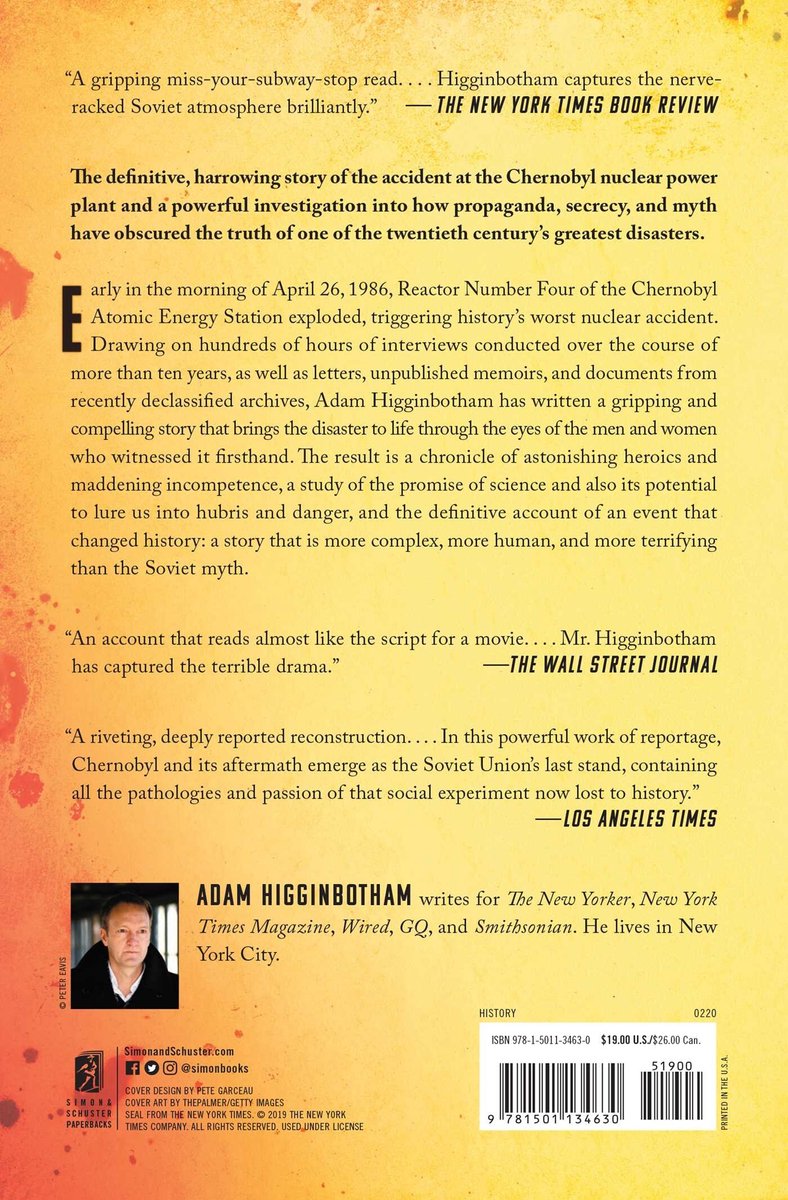 Boekrug met de titel 'Midnight in Chernobyl'. Een portret van de auteur, Adam Higginbotham, links op de achterflap.
