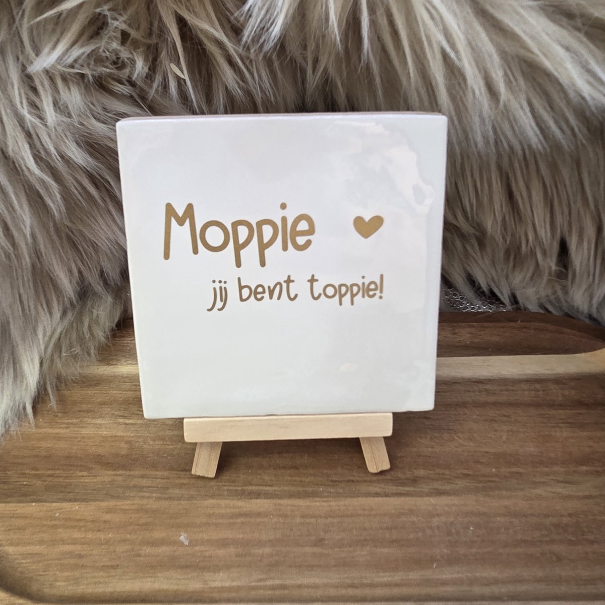 Robuust wenstegeltje – Moppie Jij Bent Toppie – Hip trendy tegeltje – Cadeau voor Nieuwe Woning, Housewarming of Gezinscadeau – Sfeervol en Persoonlijk - Vriend(in) – Trendy nu – Decoratief Tegeltje met Standaard – Cadeau Idee