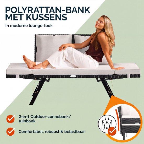 Vrouw ontspant op een zwarte polyrottan 2-in-1 tuinbank met crèmekleurige kussens, verlengd tot zonnebank.