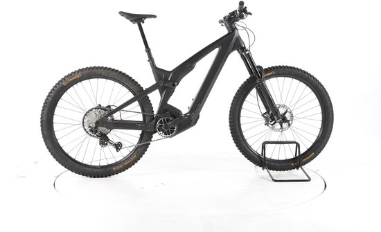 Zwarte Scott Patron eRIDE 900 elektrische mountainbike, zijaanzicht met focus op achterwiel.