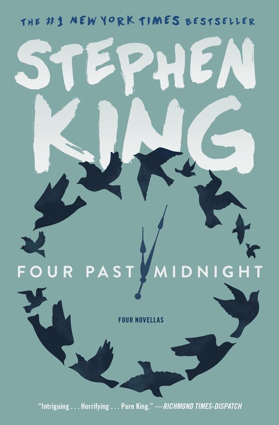 Boekomslag van 'Four Past Midnight' door Stephen King. Twaalf schaduw silhouetten van vogels vormen een klok rond de titel, met de wijzers boven de klok. De titel en auteursnaam zijn in witte letters.
