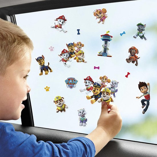 Garçon appliquant des autocollants statiques PAW Patrol avec Chase, Marshall, Skye, Everest, Zuma, Rubble, Tracker et Ryder sur une fenêtre de voiture.