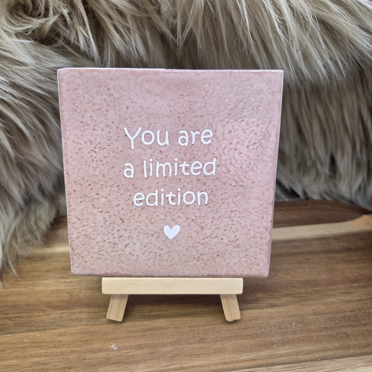 Robuust Wenstegeltje – You Are a Limited Edition – Speels – Hip trendy tegeltje – 10x10 cm – Uniek Cadeau voor Vriendin, Juf, Tante, Zus of Collega – Stijlvolle Woondecoratie met Boodschap – Trendy nu – Decoratief Tegeltje met Standaard – Cadeau Idee
