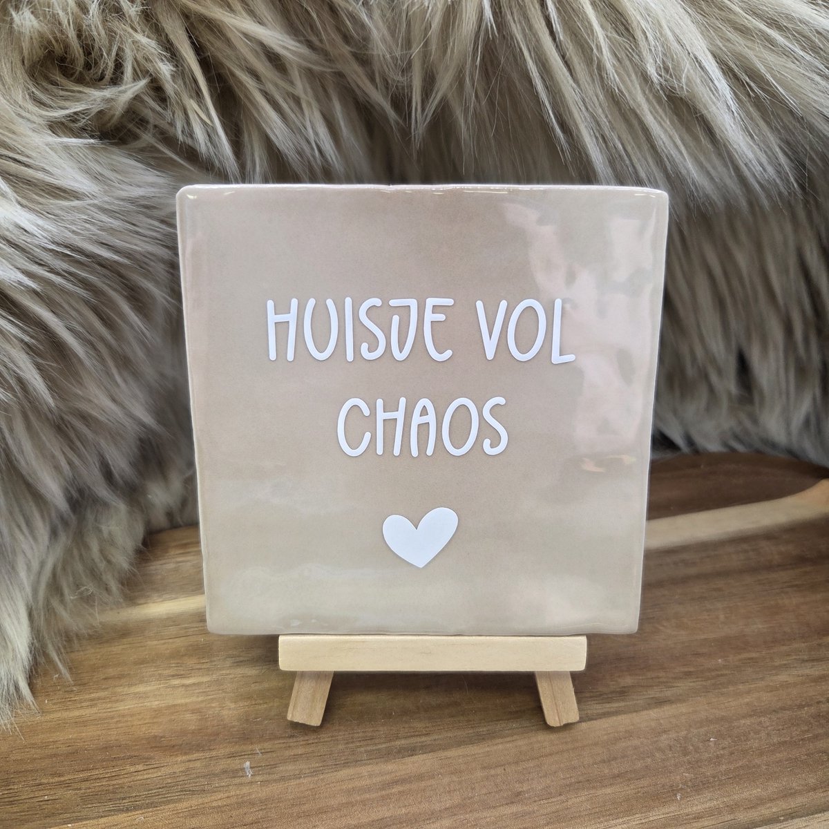 Robuust Wenstegeltje – Huisje vol Chaos – Hip trendy tegeltje – Wanddecoratie – Cadeau voor Nieuwe Woning, Housewarming of Gezinscadeau – Sfeervol en Persoonlijk - Vriend(in) – Trendy nu – Decoratief Tegeltje met Standaard – Cadeau Idee