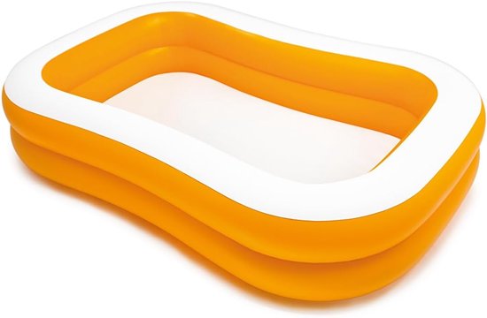 Leeg, oranje opblaasbaar zwembad met witte rand, staand op een witte achtergrond.
