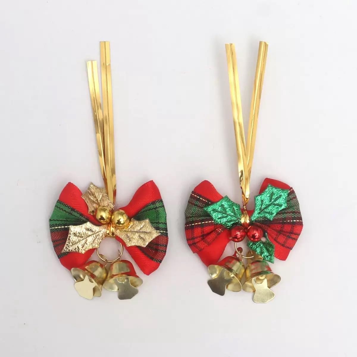 10 kerstornamenten en strikken – rood en groen geruit – gouden draad – 2 stijlen – 5 stuks van elke stijl – geschikt voor kerstbomen - kransen - knutselwerkjes en cadeauverpakkingen