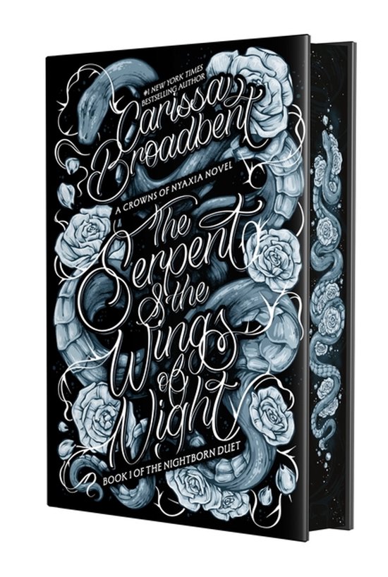 Le Serpent & Les Ailes de Nuit, livre 1. Avec des serpents et des roses sur la couverture. "#1 New York Times Bestselling Author Carissa Broadbent"