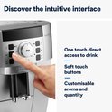 Een vinger drukt op een soft-touch knop van de zilveren De'Longhi Magnifica S espressomachine.