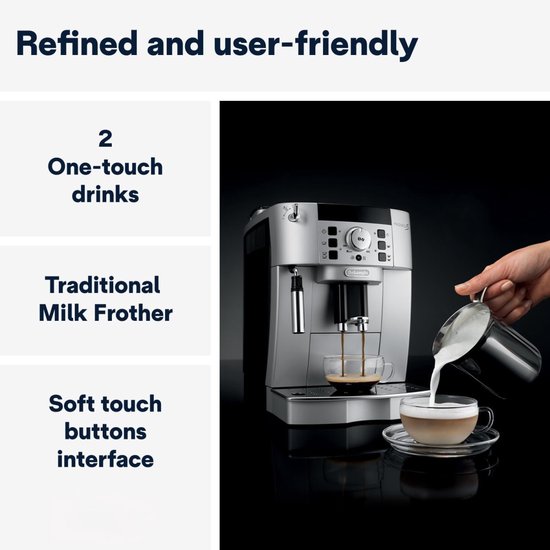 Melk wordt opgeschuimd en in een kopje geschonken door een hand met een melkopschuimer, naast de zilveren De'Longhi Magnifica S espressomachine.