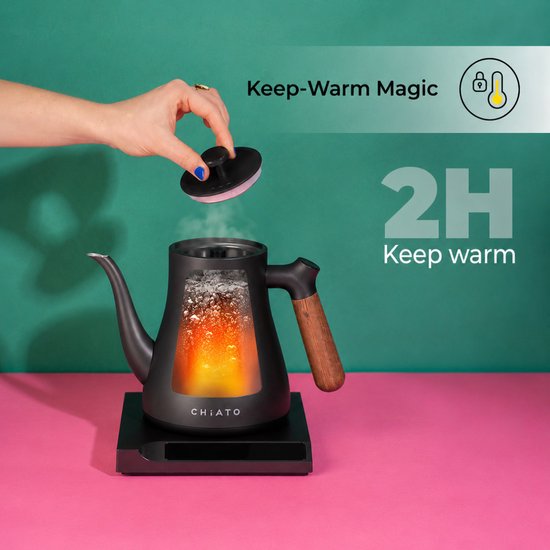 Koken water in zwarte CHiATO waterkoker met houten handvat. Houdt 2 uur warm.