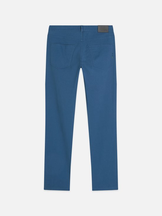 Blauwe chino met achterzakken, leren label van Scotch & Soda Amsterdam en drie gestikte kruisjes.