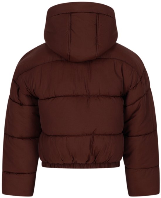 Achterzijde van een bruine, korte pufferjas met capuchon en elastische boord.