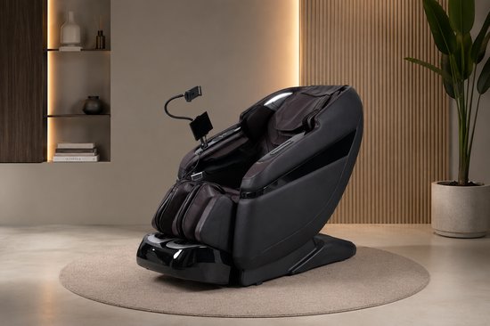 Zwarte luxe massagefauteuil met bruine lederen bekleding en bedieningspaneel, geplaatst op een rond tapijt.