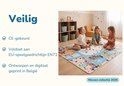 Drie kinderen op een speelmat met paardenmotief. De mat is CE-gekeurd, voldoet aan EU-speelgoedrichtlijn EN71, en is ontworpen en geprint in België.