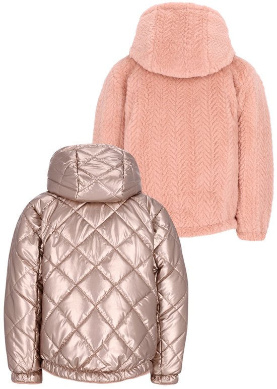 Roze teddy jas met capuchon en een roze glanzende gepofte jas met ruitpatroon.