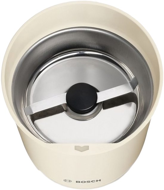 Binnenzijde van een beige Bosch koffiemolen met metalen maalbeker en twee mesjes.