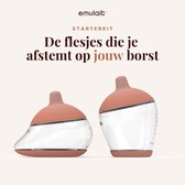 Twee roze Emulait babyflessen van verschillende formaten op een lichte achtergrond. "Starterkit De flesjes die je afstemt op jouw borst".